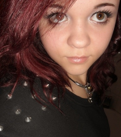 wer von euch mag auch nieten an klomotten? 
z.b. am pulli wie bei mir ^_^