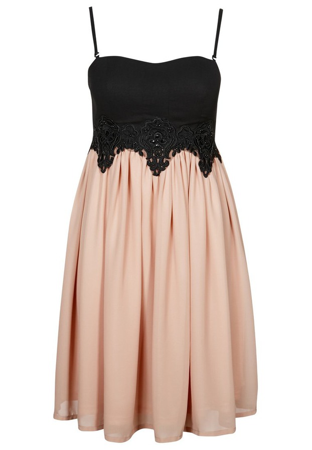 Bald ist Winterball bei mir und ich brauche ein schönes Kleid (wie auf dem Bild). Nur habe ich ziemlich breite Schultern (Sport -.-), was für ein Ausschnitt ist da am besten geeignet? Zudem habe ich eine schmale Hüfte. Also bräuchte ich was um die Taille. Kennt ihr Läden oder Onlineshops, die viel Auswahl haben? Das Kleid darf durchaus mehr wie 100 Euro kosten, da ca. 1000 Leute erscheinen und ich nicht ein Kleid will, das 20 andere auch tragen^^ Bald ist Winterball bei mir und ich brauche ein schönes Kleid (wie auf dem Bild). Nur habe ich ziemlich breite Schultern (Sport -.-), was für ein Ausschnitt ist da am besten geeignet? Zudem habe ich eine schmale Hüfte. Also bräuchte ich was um die Taille. Kennt ihr Läden oder Onlineshops, die viel Auswahl haben? Das Kleid darf durchaus mehr wie 100 Euro kosten, da ca. 1000 Leute erscheinen und ich nicht ein Kleid will, das 20 andere auch tragen^^