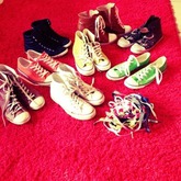 meine echten &' fake chucks.. denkt euch noch rote und graue dazu.. und das knäul da sind schnürsenkel :D langeweile lebt :/:D