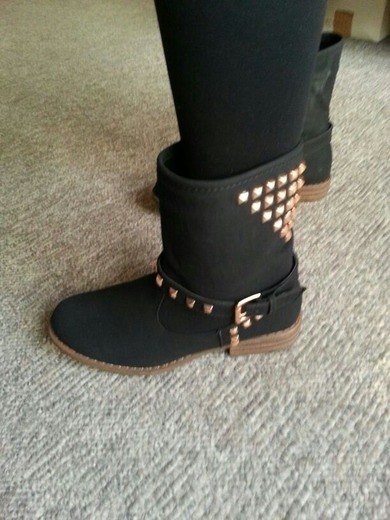 Meinungen? :)
Also ich liebe sie *-*
... auch wenn mir die Nieten in Silber lieber wären :/