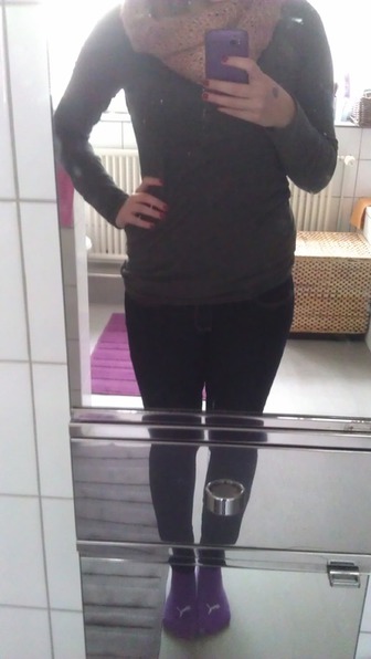 Mein heutiges Outfit :) Eigentlich hatte ich noch eine hellrosa Tasche, Perlenarmbänder und Ohrstecker, aber die sieht man nicht :) Außerdem hatte ich auch noch UGGs an :P