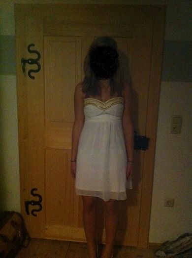 Gesicht erfolgreich versteckt;)
Ne Spaß, wie findet ihr des Kleid?
