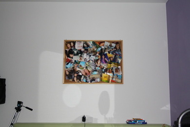Ich brauche mal eure Hilfe (ich bin nicht gut im Einrichten && so)
Wie ihr sehen könnt habe ich eine Fotopinnwand. Aber es ist ja jetzt etwas blöd wenn ich neue Fotos hinzufügen will.. Wie ihr allerdings sehen könnt, ist die Wand um die Pinnwand komplett weiß, also spiele ich mit der Überlegung, die Pinnwand abzunehmen und alle Fotos direkt an die Wand zu hängen. Dann könnte ich immer wieder neue Fotos  hinzufügen bis die Wand voll ist.

Oder würde das Scheiße aussehen? (Die Pinnwand sieht nicht in echt im Zimmer so leer aus, wenn man das ganze Zimmer sieht, sieht es gut aus so wie es gerade ist ;)))
Kann mir jemand vllt Tipps geben was ich machen soll?
LG Janine :)