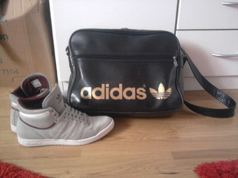 Kann ich adidasschuhe und -tasche zusammen tragen?oder sieht das komisch aus?