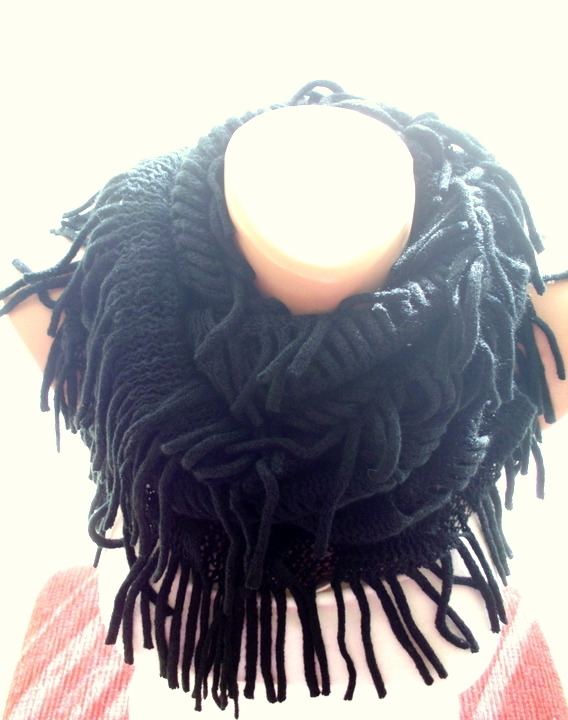 Schwarz Unendlichkeit Schal Geflochtene Zopfmuster
http://en.dawanda.com/product/47337698-black-infinity-scarf-braided-cable-knit