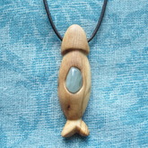 Olivenholz Schmuck Anhänger Fisch mit 1 Aquamarin