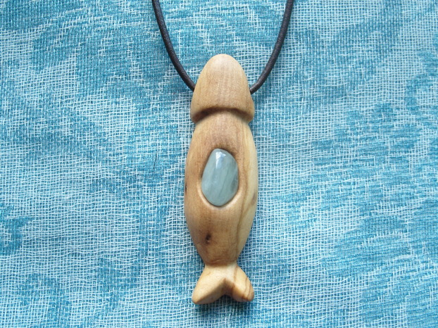 Olivenholz Schmuck Anhänger Fisch mit 1 Aquamarin