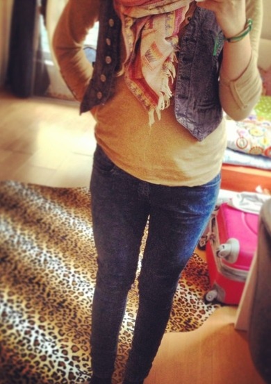 ootd (oberteil ist eher okka und die hellen stellen vom schal auch) kommentare :)