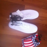 5. weisse schuhe für 3€ und lustige socken für 2€