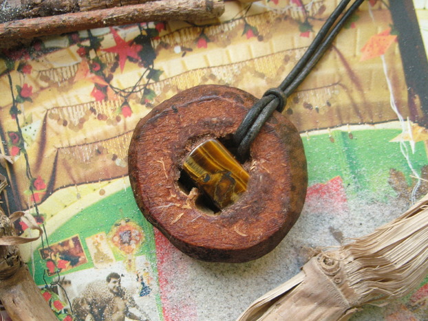 Eucalyptus Frucht Schmuck Anhänger mit 1 Tigerauge Eucalyptus Frucht Schmuck Anhänger mit 1 Tigerauge