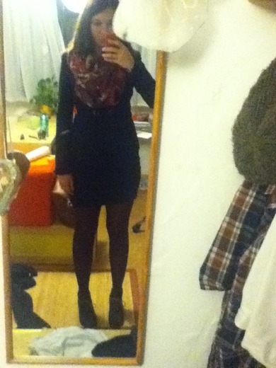 wie findet ihrdas outfit: schößchen-kleid, bordeaux rote strumpfhose, stoffjacket, schal und braune wedges. kommis bitte!!! ist für ein firmenfest von daddy