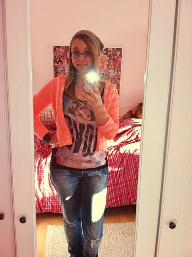 So jetzt das überarbeitetes Outfit! Jetzt mit anderem Shirt und einer Mütze! Verbesserungen? ❤✌⭐