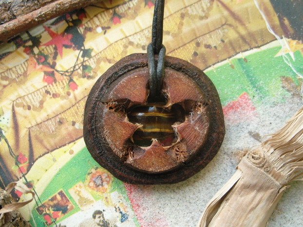 Eucalyptus Frucht Schmuck Anhänger mit 1 Tigerauge Eucalyptus Frucht Schmuck Anhänger mit 1 Tigerauge