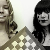 meine stiefschwester(links) & ich :) wie findet ihr die idee :D?