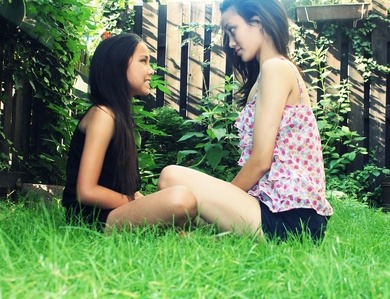 Mein Kleines und ich :) 
Sie trägt einen schwarzen Overall und ich ein normales Top mit Hollisterhose:) Schönes Geschwisterpärchen ?