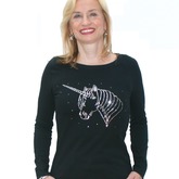 Das schwarze, taillierte Langarmshirt mit Einhorn- Motiv, wurde mit edlen Swarovski- Elements bedruckt.
Das Front- Motiv wurde von mir entworfen und die Strass- Steine in Handarbeit gesetzt.