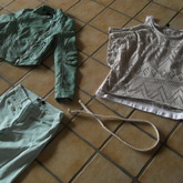 Neu :) weißer pflechtgürtel, Oberteil, weißes Top, mintgrüne Hose, grüne Lederjacke! Wie findet ihr's?