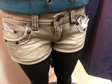 Ich soll das für ne freundin fragen (Moustache-Loverin)... Soll sie den Pulli (die streifen sind eig dunkelblau. Von C&A für 15€ ), die Hose (jeans fritz für 19, 99€) oder gar nichts kaufen?:) Ich soll das für ne freundin fragen (Moustache-Loverin)... Soll sie den Pulli (die streifen sind eig dunkelblau. Von C&A für 15€ ), die Hose (jeans fritz für 19, 99€) oder gar nichts kaufen?:)