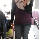 Heutiges Outfit :) 
Lilanes Top, Schnurbartschal, Jeans, schwarze Strickjacke und graue Chucks!