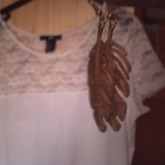 Neu gekauft: Spitzenshirt und goldene Ohrringe. Top oder Flop?