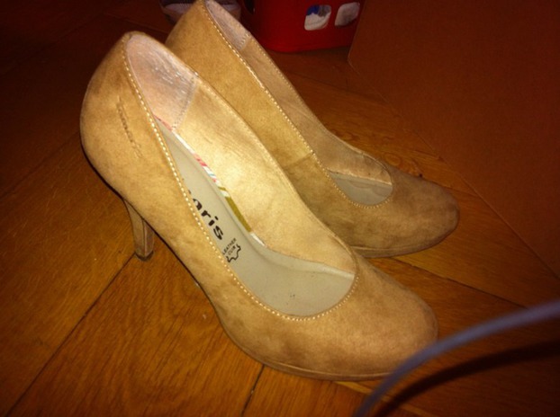 Welche Kleider Farbe passt zu diesen Schuhen? (sry dass die so fleckig aussehen. liegt am Material)