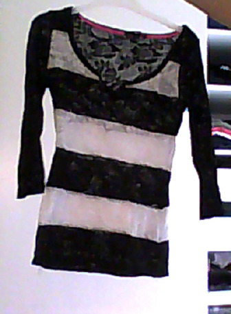 Zum Kino gehen mit einer Freundin.. Was ist besser?
Bei beiden shirts müsste man noch ein schwarzes oder weißes Top anziehen.. ♥