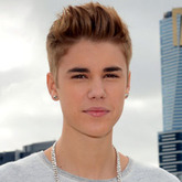 Diese veranderung hatte im niemand früher zugetraut doch jetz sied er viel besser aus also never say never mit dem song namen hat er richtig ins schwarze gedroffen I love JB wer auch Love it wer nicht Hate it als alle Love it OKEY