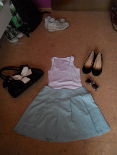 Neuer Rock :) Nicht wundern, den muss ich noch enger nähen lassen... Neuer Rock :) Nicht wundern, den muss ich noch enger nähen lassen...