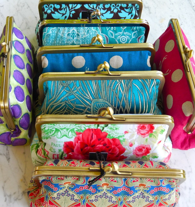 Ausgefallene Clutches & Portemonnaies von Textilkunst zu finden unter:
http://de.dawanda.com/shop/Dorvu Ausgefallene Clutches & Portemonnaies von Textilkunst zu finden unter:
http://de.dawanda.com/shop/Dorvu