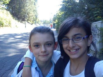 Tatjana(Links) Und Ich (Rechts)            
Wer sieht besser aus ? PS: wir kommen gerade aus der Schule....