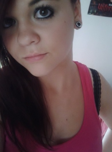 was sieht besser aus? 
mit weniger schminke (links) oder mit mehr (rechts) ? 
;*