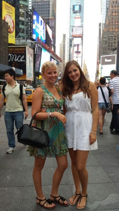 Meine Schwester(links) und ich (rechts) in New York :) mit meinem neuem Kleid von Hollister ;)