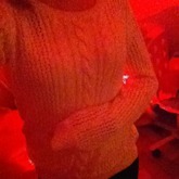 wie findet ihr dieses schlichte Outfit? Sorry wegen der Quali & dem licht! also des ist ein weißer strickpulli & Schwarze leggings :)