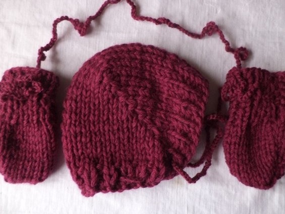 Weiche und anschmiegsame gestrickte Babymütze für Neugeborene aus reiner Schurwolle - passend dazu ein Paar Fäustlinge. Meine Mäuse hatten in den ersten 2 Jahren nur solche Mützen auf, sie halten schön warm ohne dass das Baby schwitzt.

Weitere Farben und Größen im Shop - Massanfertigung in Wunschfarbe möglich

handgestrickt

atmungsaktive kuschelig weiche 100% Schurwolle, bei 30°C im Wollprogramm waschbar

passend für Kopfumfang 31-34cm

Farbe bordeaux-rot(2)