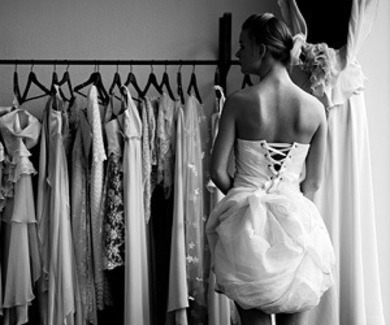 Ich gehe bald zur Konfirmation von meiner Cousine. ich brauche noch eine Hose und Bluse zu einem dunkelblauen Blazer. wo finde ich was schönes, sommerliches-frühlingshaftes-schickes...?!