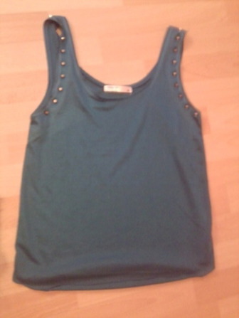 Mein neues Top mit Nieten:)
    sorry für die qualie(es ist eig.grün:P)