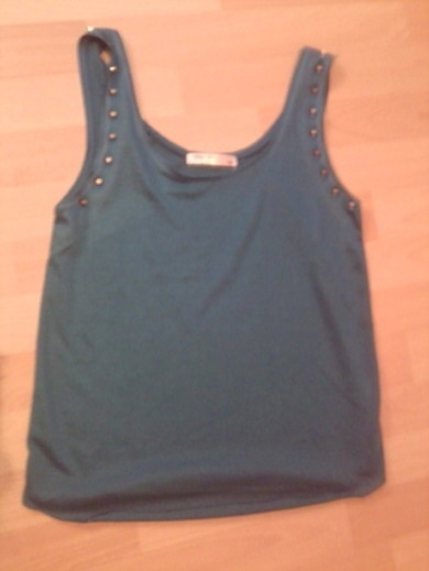 Mein neues Top mit Nieten:)
    sorry für die qualie(es ist eig.grün:P)