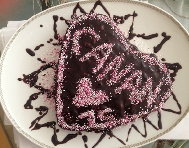 Wie findet ihr den Kuchen? gelungen? ... wenn du das siehst: happy birthday... I <3 You....... Unten steht eine 15 und oben Canan ;)