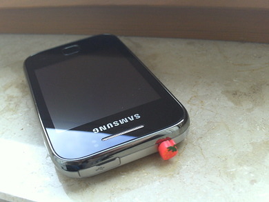 Handy-pins :) was ist schöner: schleife oder erdbeere? <3