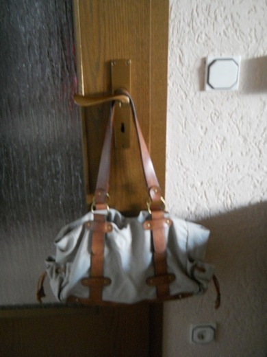 Die alte Tasche meiner Mutter (:
Wie findet ihr sie?
