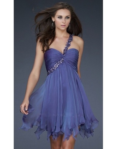 Meine Patin heiratet bald, jetzt weiß och nicht, was ich mir für ein klein kaufen soll...
Sie kosten alle ca. Das gleiche, um die 80€, weil das ziemlich viel Geld ist, möchte ich eins, das gut zu einer Hochzeit passt, das ich aber auch später bei passendem anlass wieder tragen kann. Ich denke, die sind alle sehr verschieden....