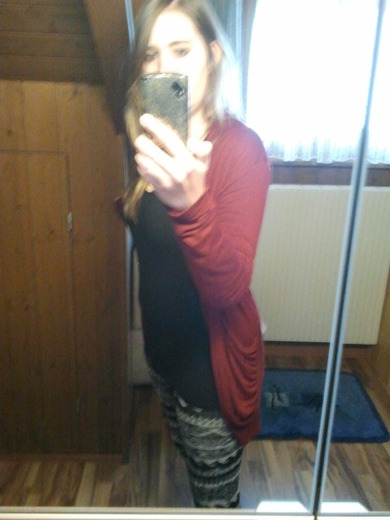 welche leggins passt besser?? (der cardigan hat die farbe vom rechten bild..)