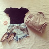 Zu welchem Look passt die Shorts besser!?? Bin unschlüssig! :/ <33