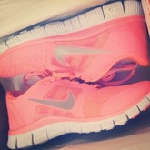 wo gibts die? neonpink? bitte onlineshops nur in der schweiz (: in den nike shops find ich die nicht^^