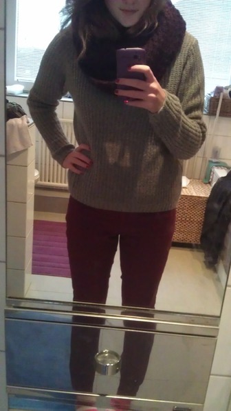 Heutiges Outfit :) 
Den Pulli hatte ich eigentlich noch so ein bisschen über die Schulter ;D