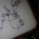 Das ist meine Infinity-Kette. Die hab ich von meinem Onkel geschenkt bekommen.♥ Eine wunderschöne Kette. P.S.: Man sieht Nina Dobrevs Kopf :D