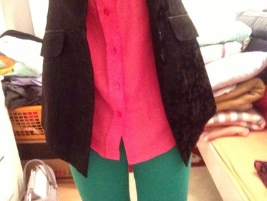 Ist das zu bunt??? rosa hemd, grüne Hose und dann schwarzer blazer und  Schuhe??