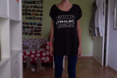 Welches Shirt ist geiler und was besser für die Schule? ;=)