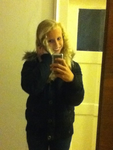 Das ist meine neue Winterjacke, wie findet ihr sie? Sorry wegen der Quali: sie ist schwarz, kein Gürtel und hat ne Kapuze mit Pelzkragen(kein echtes!)...Meinungen?