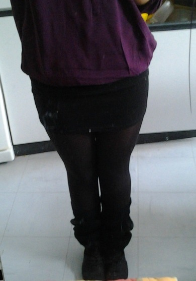 hey =)
ich habe eine dunkelbraune strumpfhose,die wie schwarz aussieht an. ich wollte mal fragen wie ihr den look findent & ob  alles zusammen optisch passt ? und welche schuhe könnte ich dazu tragen ?